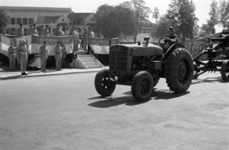 Op de Aloon-Aloon te Semarang droeg gen.maj. J.K. Meyer het commando van de B-Di, Bestanddeelnr 591