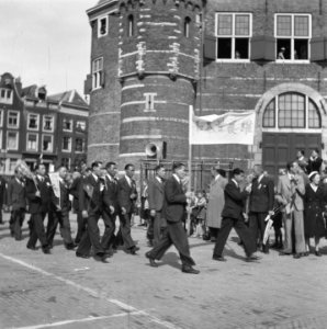 Optocht langs De Waag op de Nieuwmarkt, Bestanddeelnr 900-7669