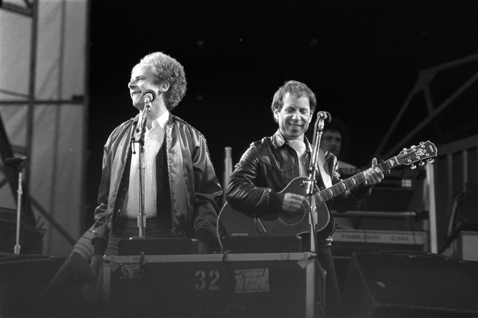 Optreden Simon and Garfunkel (links) in Feijenoordstadion, Rotterdam, Bestanddeelnr 932-2091
