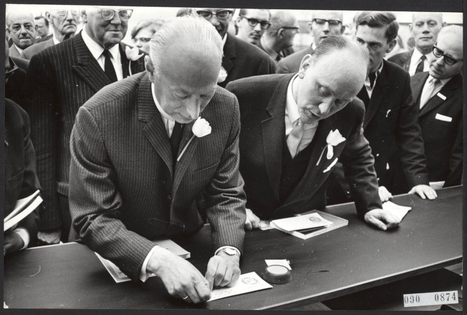 Openingen, tentoonstellingen, postzegels, ministers, Amphilex 67, Bakker J A, Bestanddeelnr 090-0874