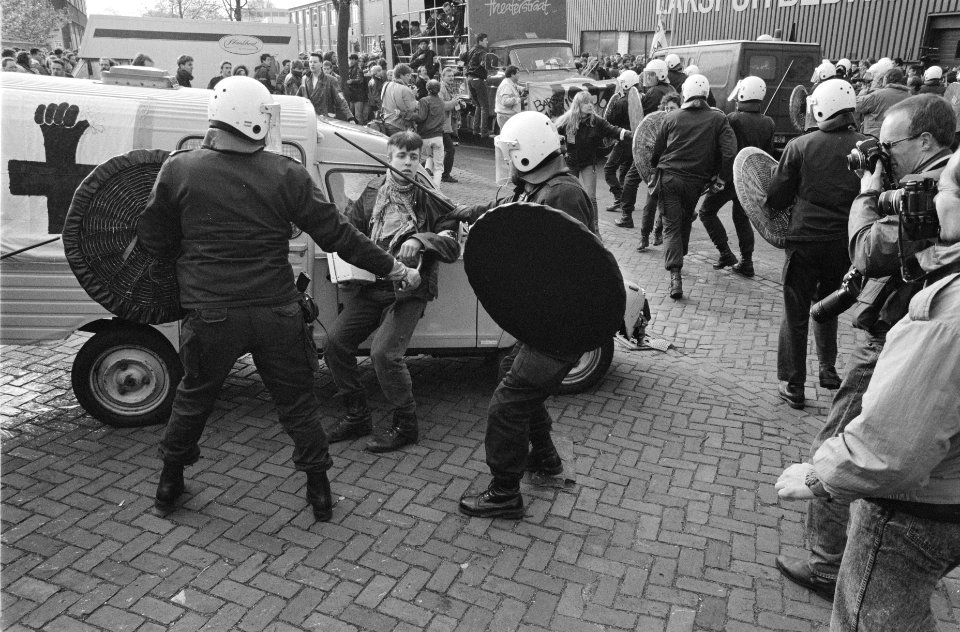 Optreden van de ME tegen een demonstrant, Bestanddeelnr 934-4421
