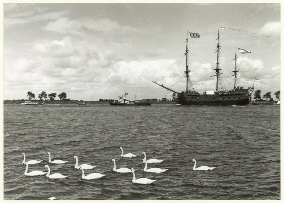 Oostindiëvaarder Amsterdam op weg naar IJmuiden om zich aante sluiten bij de opening van Sail Amsterdam 19 90. NL-HlmNHA 54031919