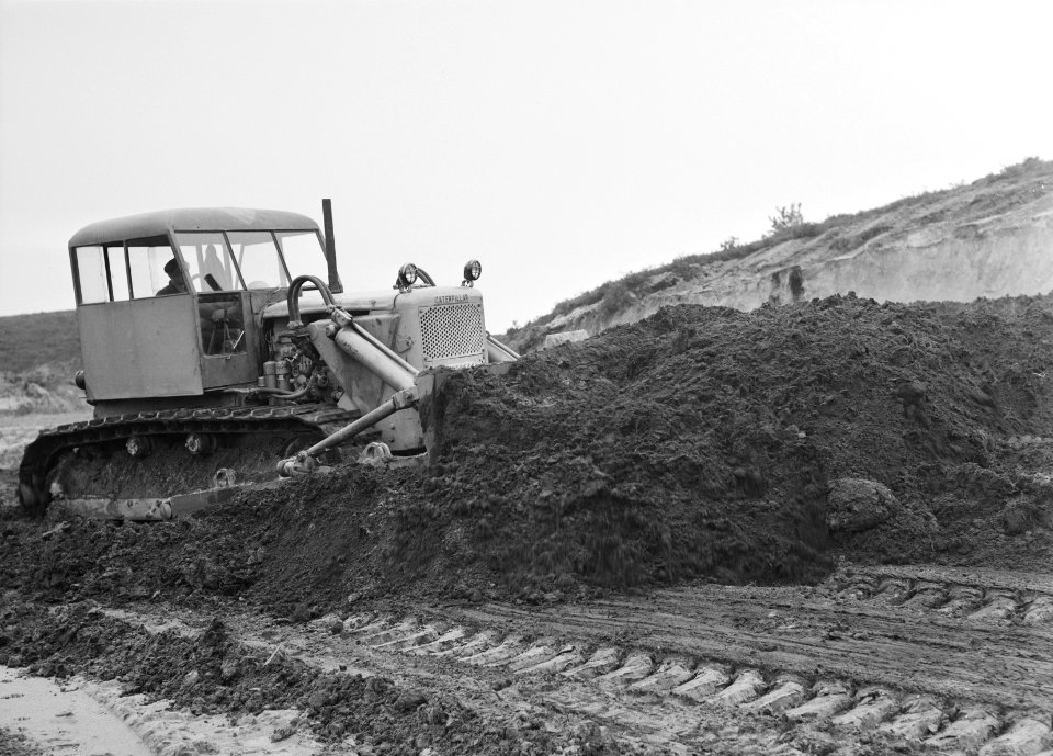 Ontginning, grondbewerking, egaliseren, bezanden, bulldozers, Bestanddeelnr 159-0228