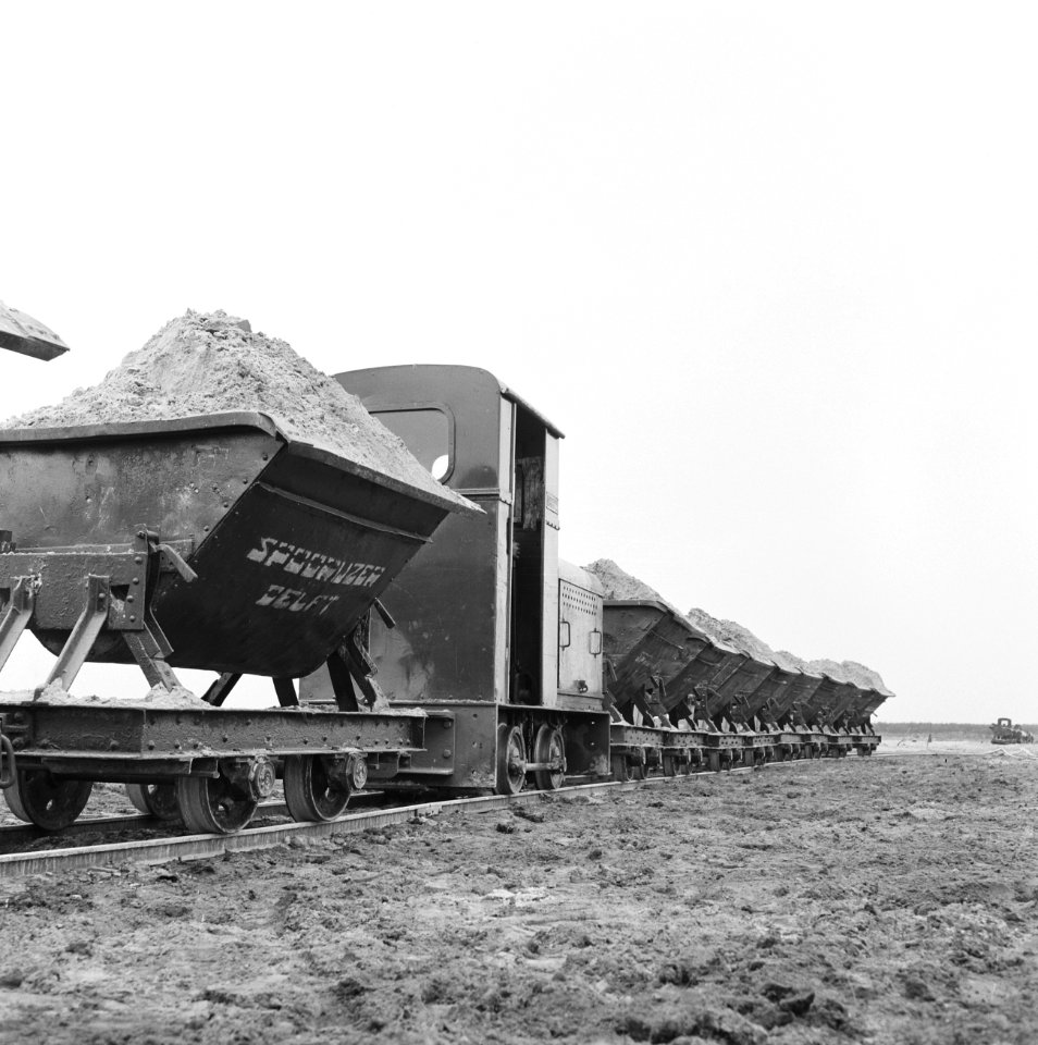 Ontginning, grondbewerking, egaliseren, bezanden, geladen kipkarrentrein, De Wil, Bestanddeelnr 159-0554