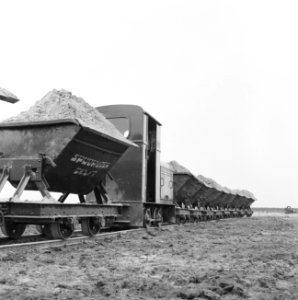 Ontginning, grondbewerking, egaliseren, bezanden, geladen kipkarrentrein, De Wil, Bestanddeelnr 159-0554