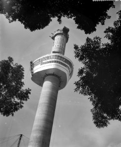 Omhooghijsen van het restaurant Kraaiennest in de Euromast, Bestanddeelnr 910-5053