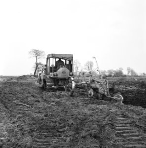 Ontginning, grondbewerking, egaliseren, bezanden, ruilverkavelingen, ploegen, ar, Bestanddeelnr 159-0509