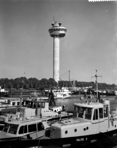 Omhoog hijsen van het restaurant in de top van de Euromast, Bestanddeelnr 910-5156