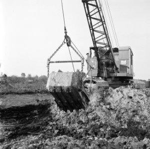 Ontginning, grondbewerking, egaliseren, bezanden, draglines, arbeiders, 'nieuwe , Bestanddeelnr 159-0615