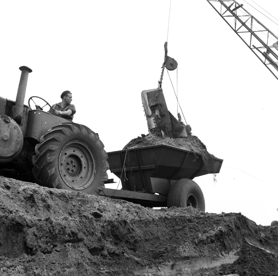 Ontginning, grondbewerking, egaliseren, bezanden, draglines, arbeiders, kipwagen, Bestanddeelnr 159-0543