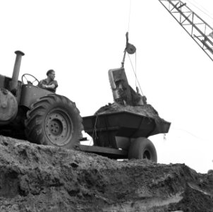 Ontginning, grondbewerking, egaliseren, bezanden, draglines, arbeiders, kipwagen, Bestanddeelnr 159-0543