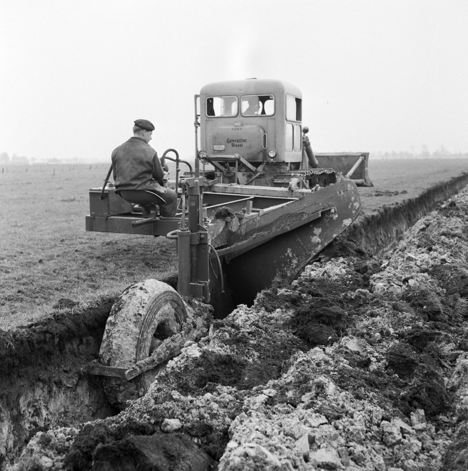 Ontginning, grondbewerking, egaliseren, bezanden, toolbar-ploeg, Bestanddeelnr 250-8213