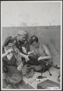 Op 12 maart 1949 ontscheepten van de Waterman te Soerabaja aflossingstroepen uit, Bestanddeelnr 069-0507