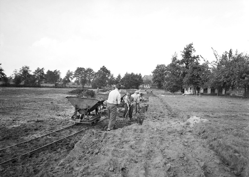 Ontginning, grondbewerking, egaliseren, bezanden, arbeiders, kipkarren, Bestanddeelnr 159-0637