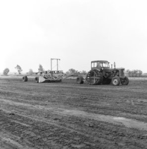 Ontginning, grondbewerking, egaliseren, bezanden, scraperplanes, ruilverkaveling, Bestanddeelnr 159-0621