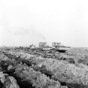 Ontginning, grondbewerking, egaliseren, bezanden, ruilverkavelingen, bulldozers,, Bestanddeelnr 159-0671