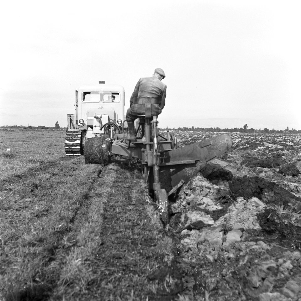 Ontginning, grondbewerking, egaliseren, bezanden, ruilverkavelingen, diepploegen, Bestanddeelnr 159-0450
