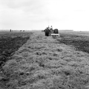 Ontginning, grondbewerking, egaliseren, bezanden, ruilverkavelingen, tractoren, , Bestanddeelnr 159-0330