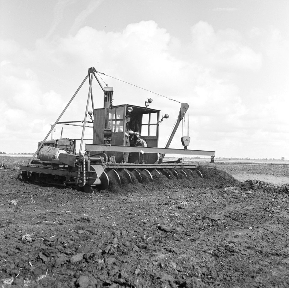 Ontginning, grondbewerking, egaliseren, bezanden, ruilverkavelingen, egaliseerma, Bestanddeelnr 159-0465