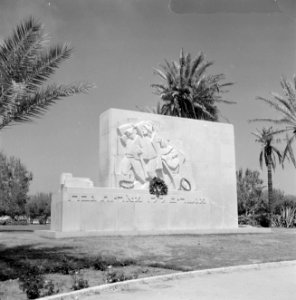 Oorlogsmonument te midden van een groenvoorziening aan de Rothschild Boulevard, Bestanddeelnr 255-1843