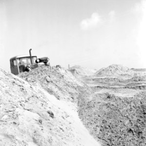 Ontginning, grondbewerking, egaliseren, bezanden, bulldozers, maanlandschappen, , Bestanddeelnr 159-0796