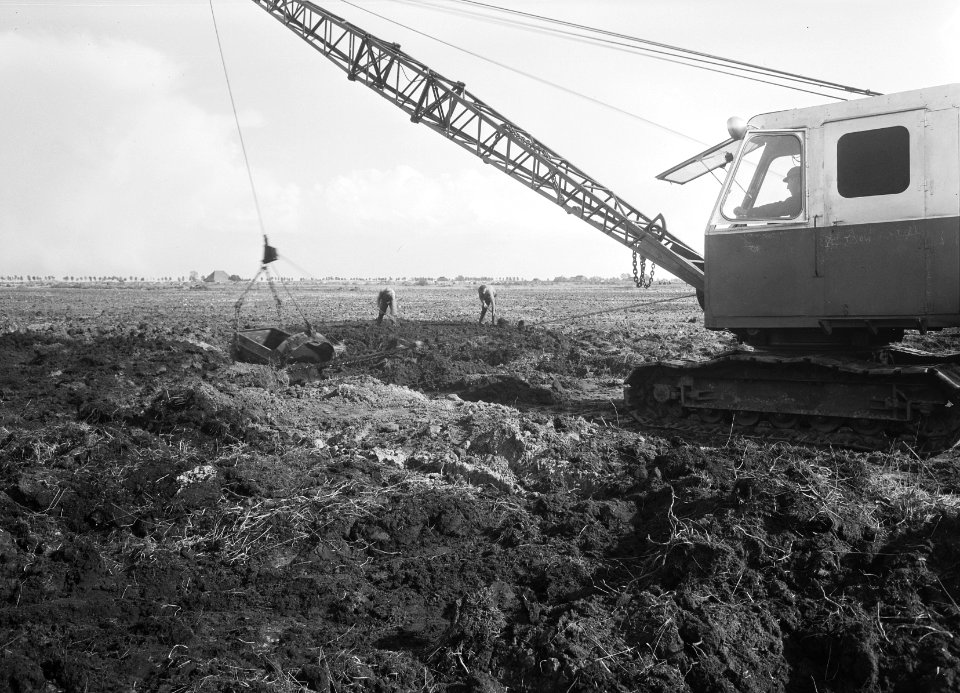 Ontginning, grondbewerking, egaliseren, bezanden, draglines, arbeiders, Bestanddeelnr 159-0309
