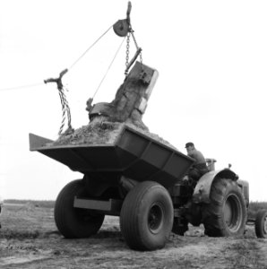 Ontginning, grondbewerking, egaliseren, bezanden, draglines, arbeiders, kipwagen, Bestanddeelnr 159-0544