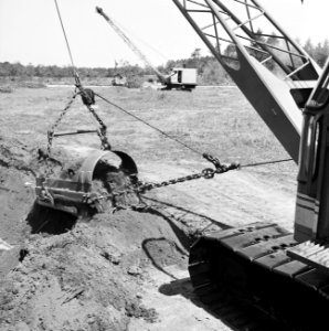 Ontginning, grondbewerking, egaliseren, bezanden, draglines, waterregge, Bestanddeelnr 159-0418