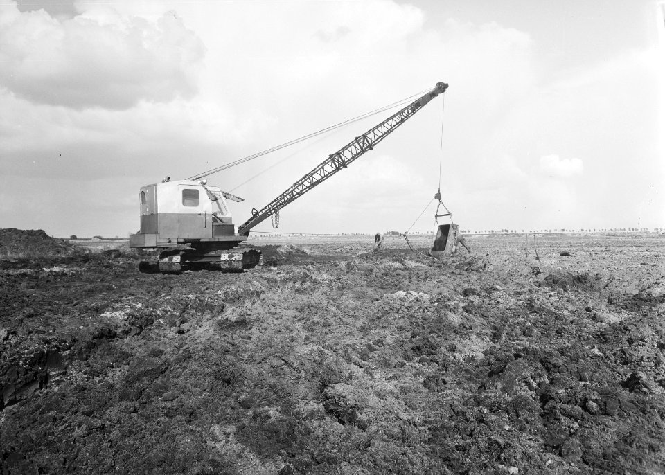 Ontginning, grondbewerking, egaliseren, bezanden, draglines, Bestanddeelnr 159-0304