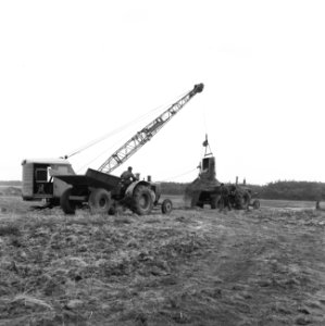 Ontginning, grondbewerking, egaliseren, bezanden, draglines, arbeiders, kipwagen, Bestanddeelnr 159-0542