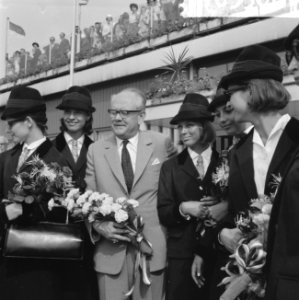 Oostenrijkse Minister van Handel dr Fritz Bock op Schiphol, afgehaald door Oost, Bestanddeelnr 916-5506