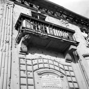 Oorlogsschade aan de gevel van een gebouw in Kehl, Bestanddeelnr 254-1196