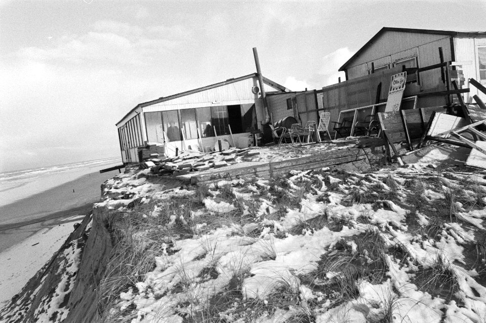 Na de hevige storm van deze week is een flink stuk van he eiland Texel verdwenen, Bestanddeelnr 931-2413