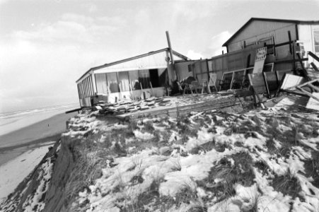 Na de hevige storm van deze week is een flink stuk van he eiland Texel verdwenen, Bestanddeelnr 931-2413
