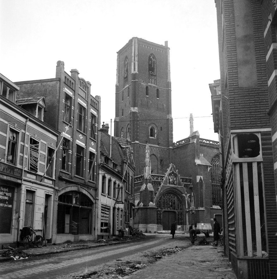 Na de bevrijding van Venlo wordt begonnen met het ruimen van puin., Bestanddeelnr 900-2190