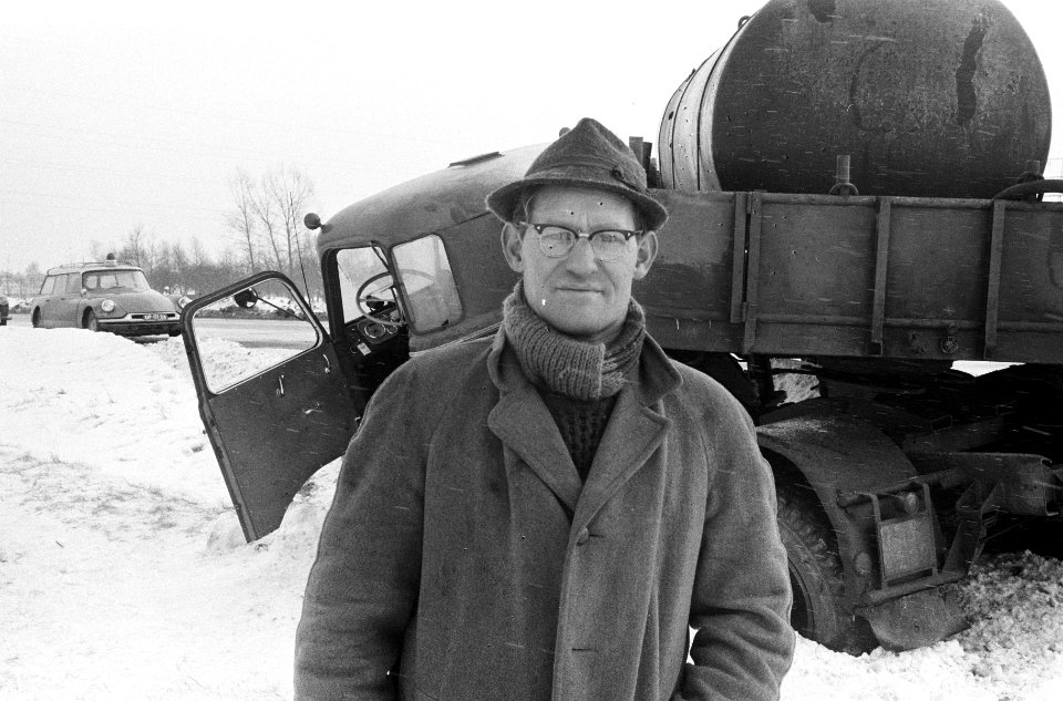 Op Rijksweg Utrecht-Arnhem tankwagen geslipt met 15000 liter gasolie, de chauff, Bestanddeelnr 914-7806