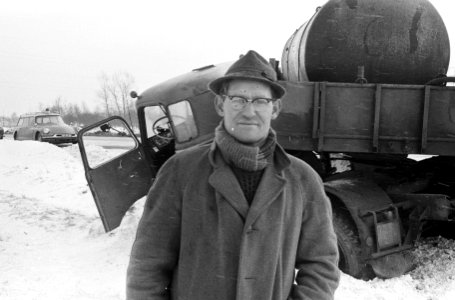 Op Rijksweg Utrecht-Arnhem tankwagen geslipt met 15000 liter gasolie, de chauff, Bestanddeelnr 914-7806