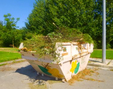 Mutilva (Valle de Aranguren) - Contenedores de reciclaje 1