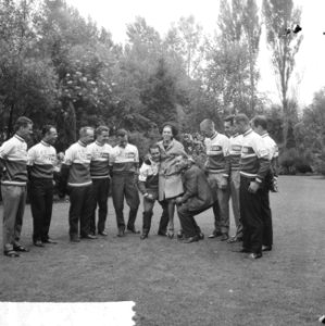 Nederlandse Tour De France ploeg vertrokken uit Breda, ploeg met Miss Europa Ell, Bestanddeelnr 916-5556 photo