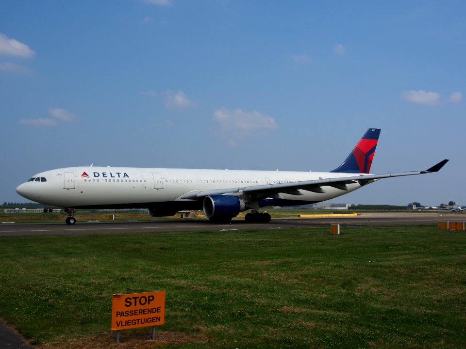 N817NW Delta Air Lines Airbus A330-323X - cn 843 pic4-001