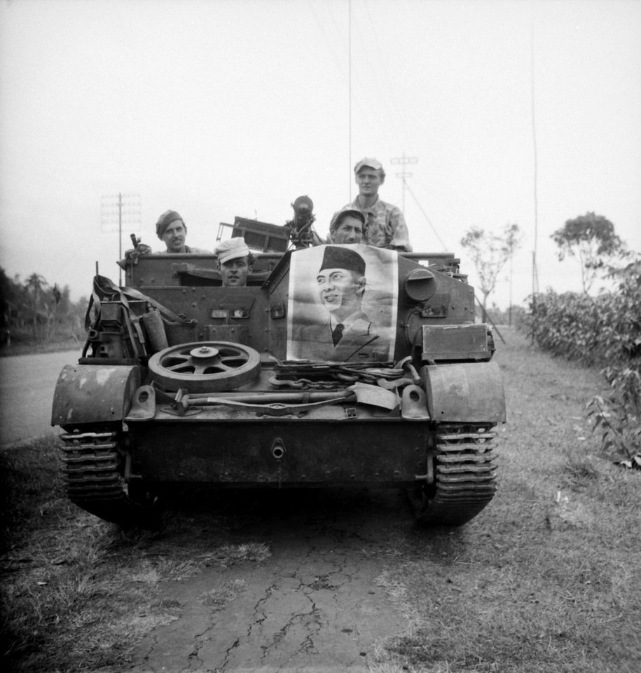 Nederlandse universal carrier (bren-carrier) met op de voorkant een affiche met , Bestanddeelnr 11732