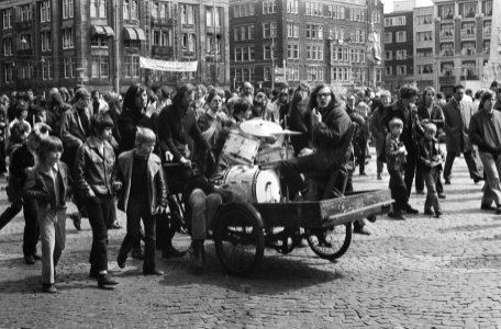 Muzikanten worden met hun instrumenten per bakfiets vervoerd, Bestanddeelnr 924-5097