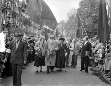 Na de huldiging in het gebouw van de Diamantbewerkersbond lopen de jarige, zij…, Bestanddeelnr 906-0203