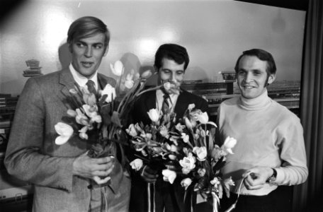 Nederlandse schaatsers arriveren op Schiphol. Ard Schenk , Kees Verkerk en Jan B, Bestanddeelnr 923-3854