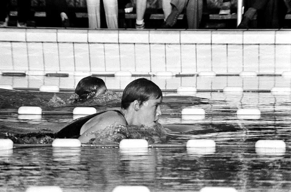 Nederlandse zwemkampioenschappen te Emmen, Truus Looijs actie 100 meter schoolsl, Bestanddeelnr 918-0381