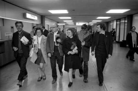 Nederlandse missionarissen komen aan op Schiphol na militaire coup in Chili, vl, Bestanddeelnr 926-7031