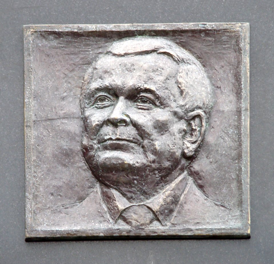 Muzeum Powstania Warszawskiego - Portret Prezydenta Lecha Kaczyńskiego na tablicy pamiątkowej