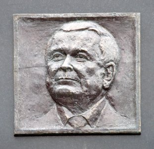 Muzeum Powstania Warszawskiego - Portret Prezydenta Lecha Kaczyńskiego na tablicy pamiątkowej
