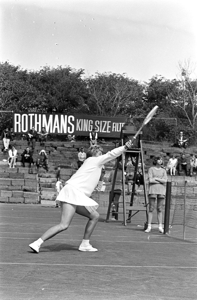 Nederlandse tenniskampioenschappen op METS-banen, Elly Krocke in actie, Bestanddeelnr 918-0558