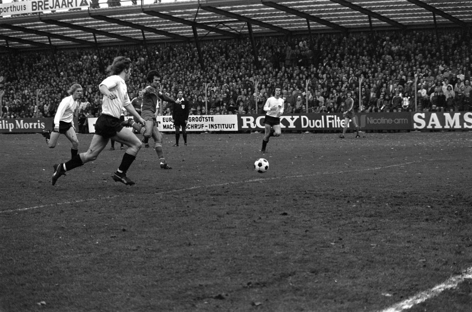 NAC tegen PSV -0-4, Van der Kuylen (3e van links) scoort het eerste PSV-doelpunt, Bestanddeelnr 927-5253